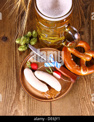 Oktoberfest-Menü - Bier, Weißwurst, Brezel und Rettich, Ansicht von oben Stockfoto