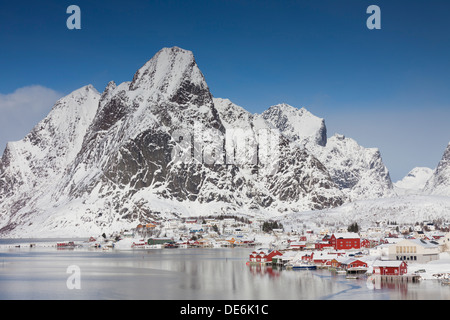 Robur Ferienhäuser im Fischerdorf Reine im Schnee im Winter, Moskenes / Moskenesøya, Lofoten-Inseln, Nordland, Norwegen Stockfoto