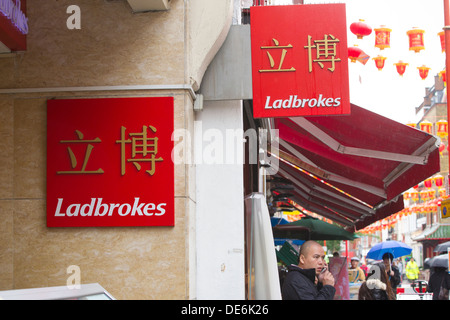 Ladbrokes Buchmacher auf sowohl auf Englisch als auch auf chinesische Schriftzeichen, Gerrard Street in Chinatown, Soho, West End, London, England UK Stockfoto