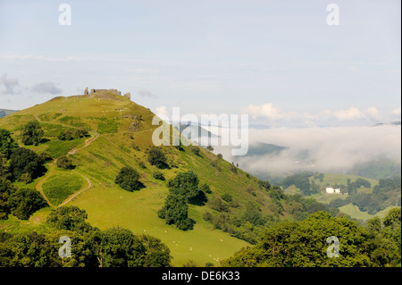 Castell Dinas Bran, Llangollen, Denbighshire, Wales. Auf einer Website Eisenzeit stammt der Steinburg aus 13 C. Sommer Morgennebel Stockfoto