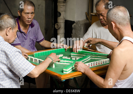 Alte Leute spielen Mahjong, Guangzhou, China Stockfoto