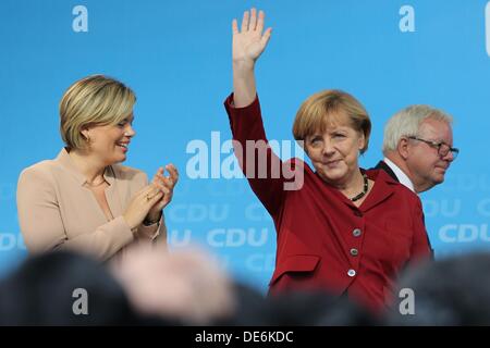 Koblenz, Deutschland. 12. September 2013. German chancellor Angela Merkel (C) winkt ein CDU Wahl Kampagne Veranstaltung begleitet von CDU-Staat-Vorsitzende Julia Klöckner (L) in Koblenz, Deutschland, 12. September 2013. Sie protestierten gegen Bahnlärm in das Mittelrheintal. Foto: THOMAS FREY/Dpa/Alamy Live News Stockfoto