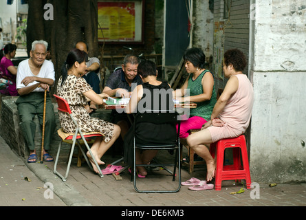 Alte Leute spielen Mahjong, Guangzhou, China Stockfoto