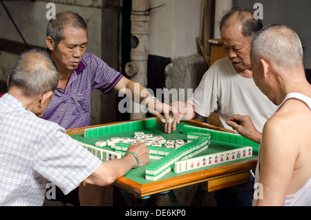 Alte Leute spielen Mahjong, Guangzhou, China Stockfoto