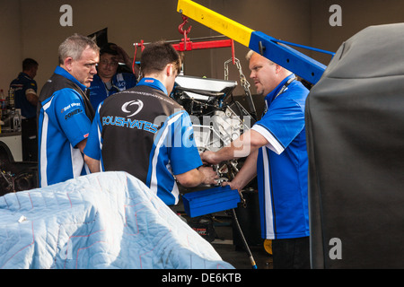 Roush Yates Racing Motor Mechanik bereiten Motor auf dem Daytona International Speedway während 2012 Rolex 24 Daytona, Florida, USA Stockfoto