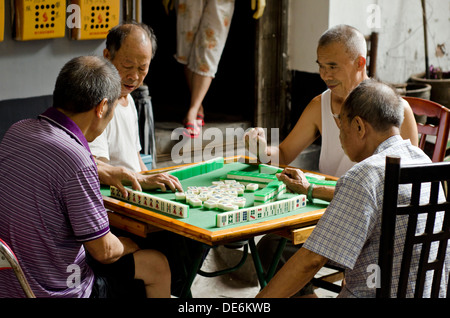 Alte Leute spielen Mahjong, Guangzhou, China Stockfoto