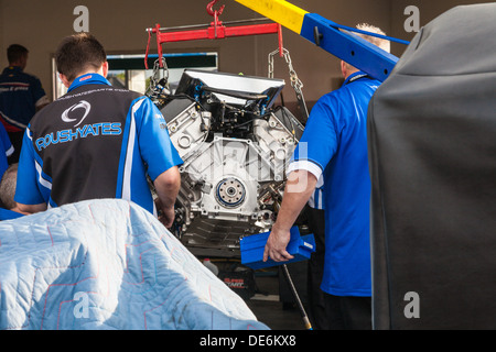 Roush Yates Racing Motor Mechanik bereiten Motor auf dem Daytona International Speedway während 2012 Rolex 24 Daytona, Florida, USA Stockfoto