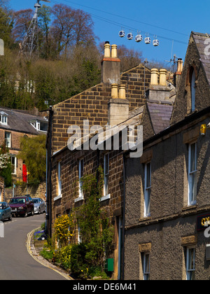 Häuser und Seilbahnen auf den Hügeln oberhalb von Matlock Bath Resort Kurort im Peak District Derbyshire Dales England UK Stockfoto