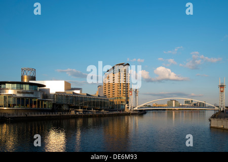 England, Greater Manchester, Salford Quays, Lowry Theater und Brücke im späten Abendlicht Stockfoto