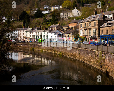 Geschäfte und Häuser auf South Parade neben den Derwent in Matlock Bath Spa resort in Derbyshire Peak District England UK Stockfoto