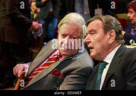 Leipzig, Deutschland, der ehemalige Bundeskanzler Helmut Schmidt und Gerhard Schroeder am Gewandhaus am Festakt 150 Jahre SPD Stockfoto