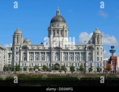 England, Liverpool, Blick vom The Mersey zum The Port of Liverpool building Stockfoto