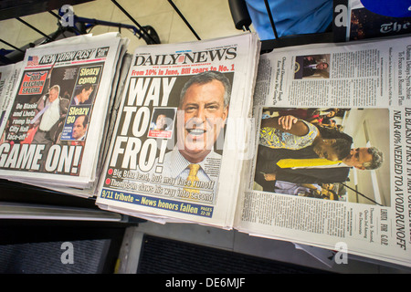 Titelseiten der New Yorker Zeitungen auf Mittwoch, 11. September 2013 Bericht über öffentliche Advocate Bill De Blasio Sieg Stockfoto