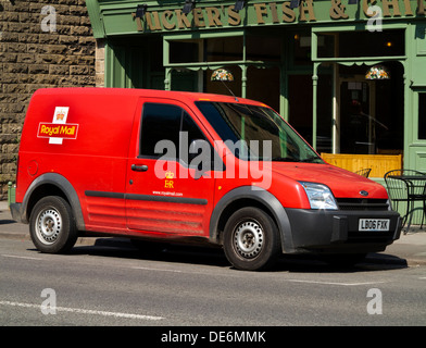 Roten britischen Royal Mail Ford van geparkt, während Post in einem Dorf in Derbyshire England UK liefern Stockfoto