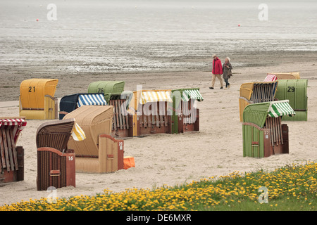 Dangast, Deutschland, ein paar läuft bei schlechtem Wetter am Strand Stockfoto