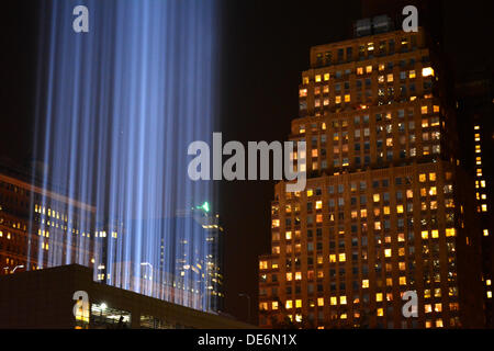 NY, NY, USA. 11. September 2013. Tribute in Light scheint auf den Jahrestag von 9/11 in der Nähe von Ground Zero in Lower Manhattan. © Christopher Penler/Alamy Live-Nachrichten Stockfoto