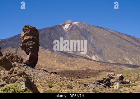 Die emblematischen Felsformation des Roque Cinchado mit dem Teide-Gipfel im Hintergrund, Teneriffa, Kanarische Inseln. Stockfoto