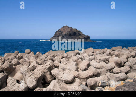 Die kleine vulkanische Insel der Roque de Garachico im Norden Küste von Teneriffa, Kanarische Inseln. Stockfoto