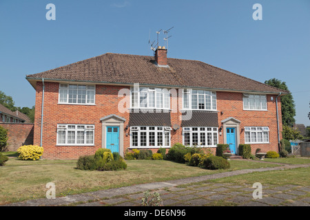 Große, halb freistehende Häuser in Lyndhurst, New Forest, Hampshire, UK. Stockfoto