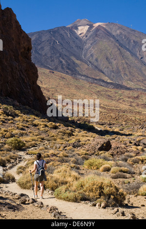 Wanderer im Teide-Nationalpark mit den Teide im Hintergrund, Teneriffa, Kanarische Inseln. Stockfoto