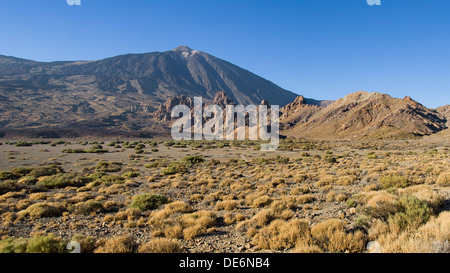 Llanos de Ucanca (Ucanca Plains), Los Roques und Gipfel des Teide im Hintergrund, Teneriffa, Kanarische Inseln. Stockfoto
