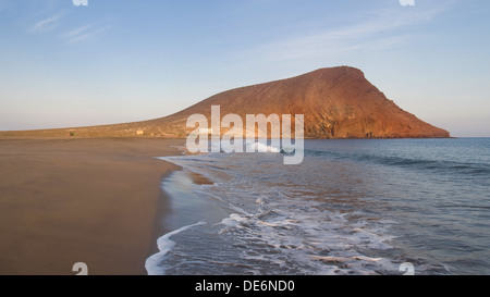 Strand von La Tejita Roja Berg (rot) im Hintergrund, El Medano, Teneriffa, Kanarische Inseln. Stockfoto