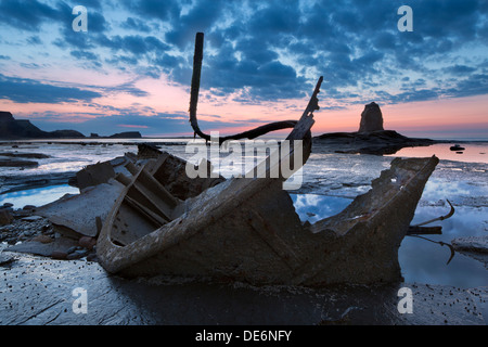 Admiral Van Tromp (aka Admiral Von Tromp) Schiffswrack Wrack und Black Nab an gegen Bay, Whitby, North Yorkshire, UK Stockfoto