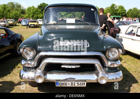 Paare - root Ganglien, Deutschland, ein GMC von 1956 in der Oldtimer-show Stockfoto