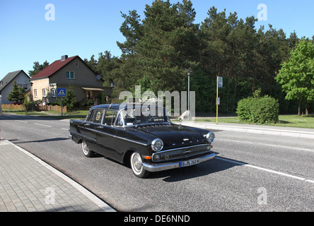 Paare - root Ganglien, Deutschland Opel Kapitän auf der Straße Stockfoto