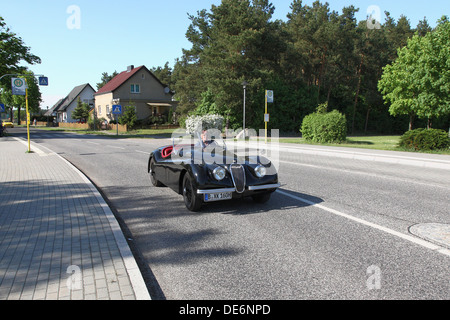 Paare - root Ganglien, Deutschland, ein Jaguar XK 120 OTS auf der Straße Stockfoto