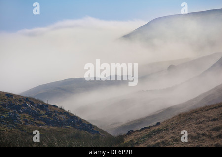 Blick auf die Nebel gefüllt Tal in Richtung Swaledale vom Buttertubs-Pass, Swaledale, Yorkshire Dales, North Yorkshire, Großbritannien Stockfoto