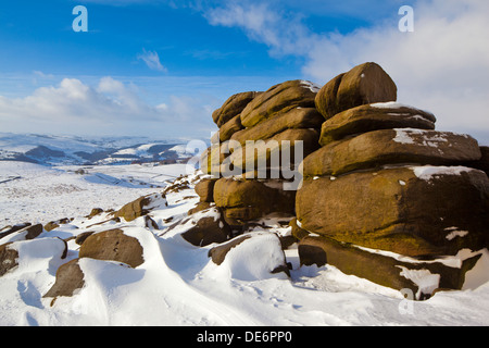 Winter-Blick von Shelter Rock am Higger Tor in der Nähe von Hathersage an der Grenze von Yorkshire, Derbyshire, Peak District, UK Stockfoto