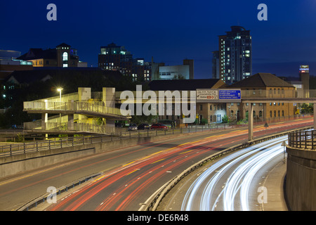 Ampel-Trails auf der A58 durch Leeds, West Yorkshire in der Nacht Stockfoto