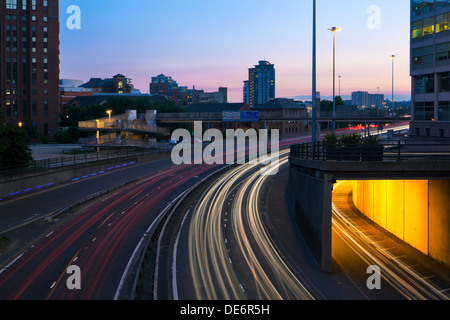 Ampel-Trails auf der A58 durch Leeds, West Yorkshire in der Nacht Stockfoto