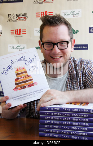 BBC Great British Bake Off Sieger 2010, Edd Kimber signiert sein Buch "es sagen mit Kuchen backen Festival Bakewell, England, UK" Stockfoto