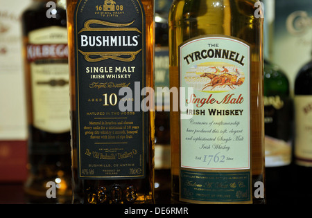 Irischer Whiskey. Bushmills dreifach destilliert, im Alter von 10 Jahren single Malt (links) und Tyrconnel single-Malt-whisky Stockfoto