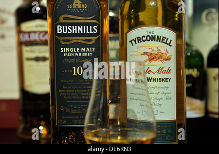 Irischer Whiskey. Bushmills dreifach destilliert, im Alter von 10 Jahren single Malt (links) und Tyrconnel single-Malt-whisky Stockfoto