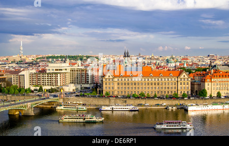 Vltava (Moldau), Boote und Old Town in Prag, Tschechische Republik, Blick von der Prager Burg Stockfoto