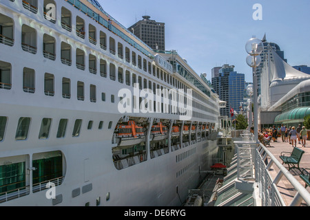 Holland America Kreuzfahrtschiff, die MS Zaandam festgemacht am Canada Place, Vancouver, Britisch-Kolumbien, Kanada Stockfoto