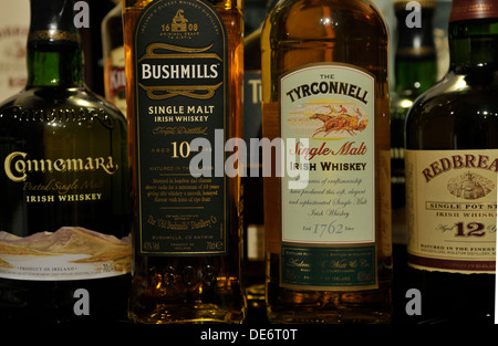 Rish Whisky. Von links, Connemara gige single Malt, Blended Whiskey Kilbeggan, Tullamore Dew dreifach destilliert und Totenvogel. Stockfoto