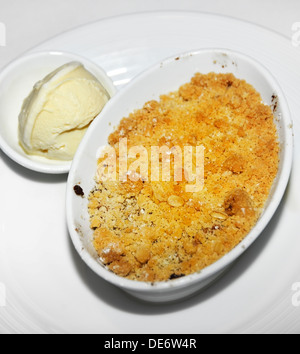 Apple Crumble Dessert mit Vanille-Eis Stockfoto