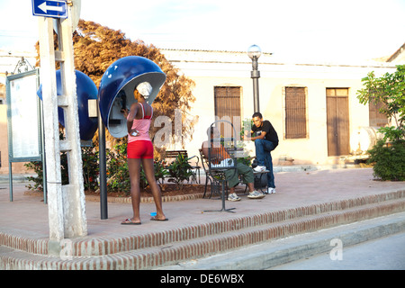 Frau mit einer Telefonzelle in Trinidad, Kuba. 2013 Stockfoto