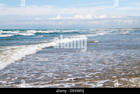 Meereswellen und Brandung an windigen Tag bei Barmouth Stockfoto