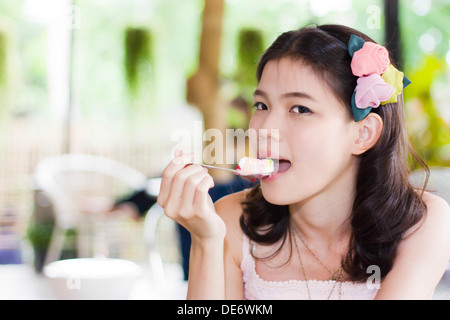 Porträt-thai-Mädchen essen einen Löffel Kuchen Stockfoto