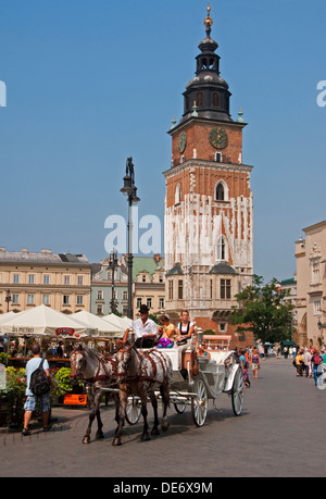 Krakauer Hauptmarkt mit Pferdekutsche und Rathausturm Stockfoto