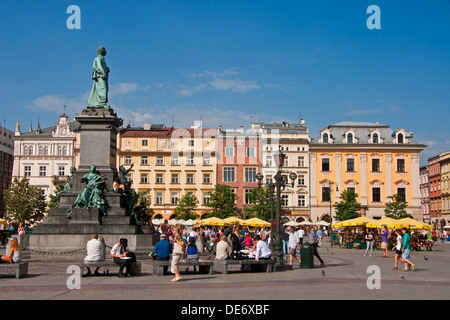 Krakau-Hauptmarkt (Rynek Glowny) mit Statue des Dichters Adam Mickiewicz. Stockfoto