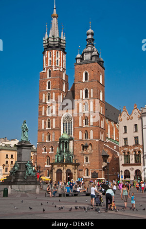 Krakauer Marienkirche und Statue des Dichters Adam Mickiewicz im Hauptmarkt. Stockfoto