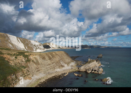 Die steilen Felswände des Dorset Jurassic Coast übersehen Mupe Bay, Mupe Felsen und Speck Loch mit seinem verlassenen steinigen Strand. England, United Kingdom. Stockfoto