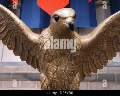 Geschnitzte Holzfigur Eagle genommen im Crich Tramway Museum in Derbyshire, Großbritannien Stockfoto