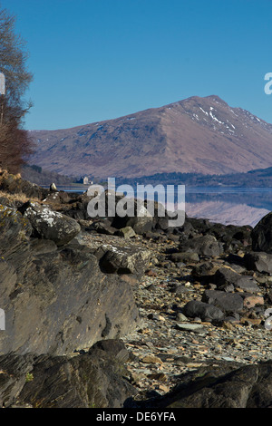 Blick vom Felsen am Strand von Loch Fyne, Argyll & Bute, Schottland Stockfoto